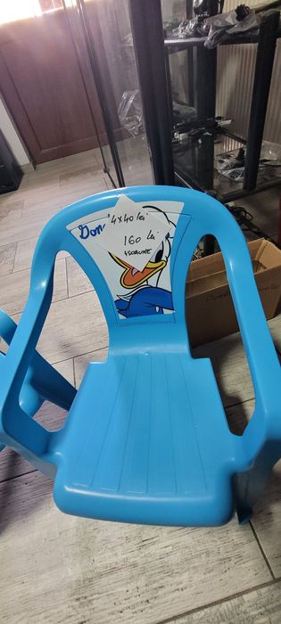 Vand  masuta si 4 scaune noi pentru copii