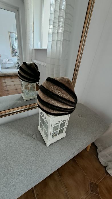 Caciula   Blana " Capot Fermoar'