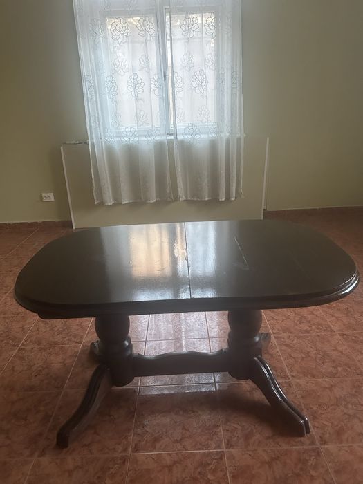 Дървена холна маса