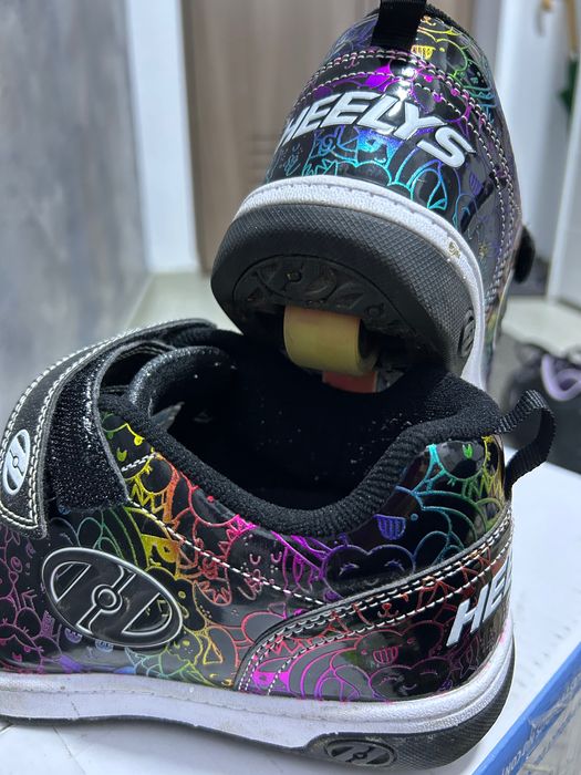 Vând adidasi cu role incorporate