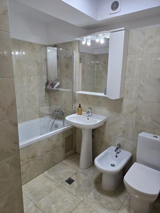 Închiriez apartament 3 camere