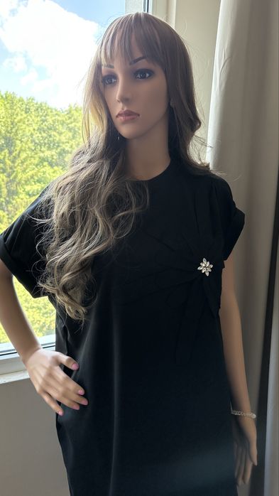 Черна рокля с камъчета