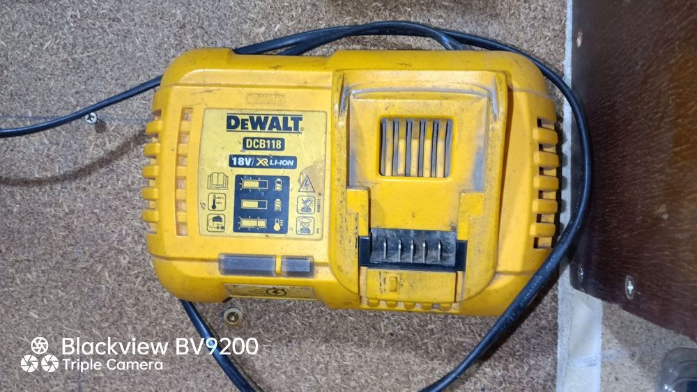 Зарядка девольт DeWalt