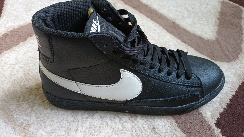 Nike 42 razmer deyarli yangi 1 kunlik bayramga kiyilgan