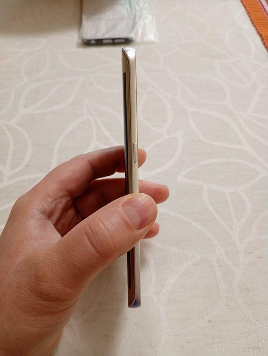 Продавам Samsung Galaxy S6 Edge