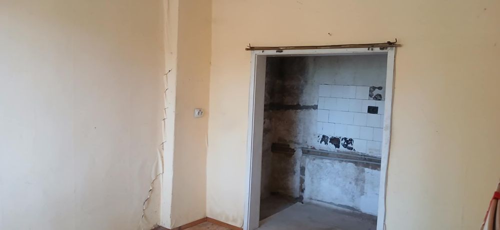 Къща с двор, гараж и лятна кухня