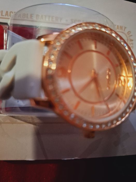 Продава се  комплекти има лек коментар