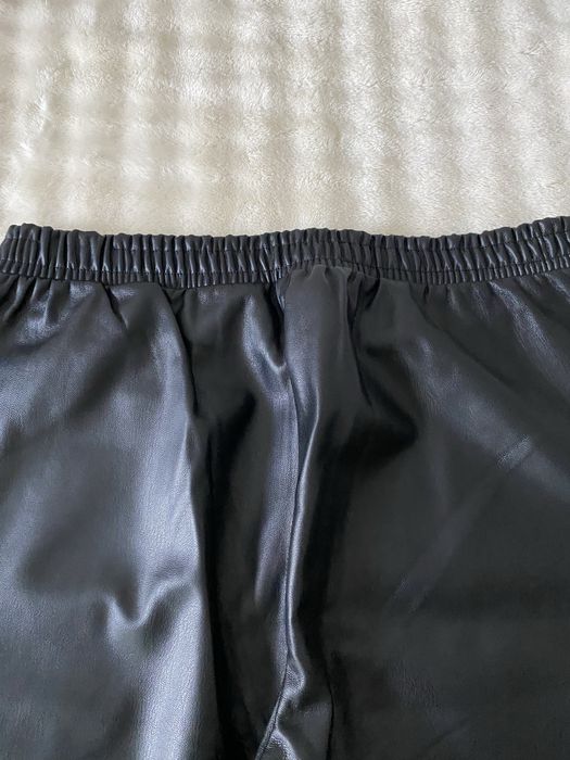 Pantaloni imitatie piele,cu material moale la interior