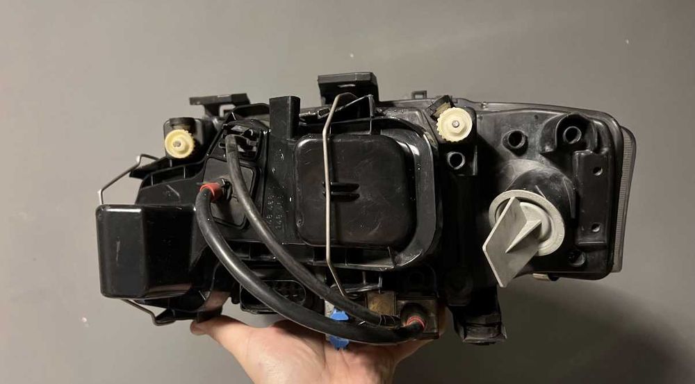 Audi A6 C5 десен фар ксенон