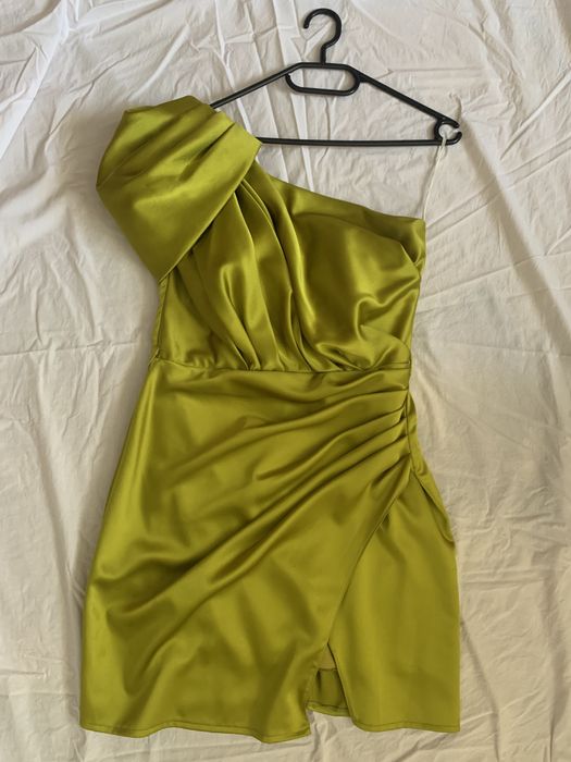 Rochie scurta, purtata o singura data.