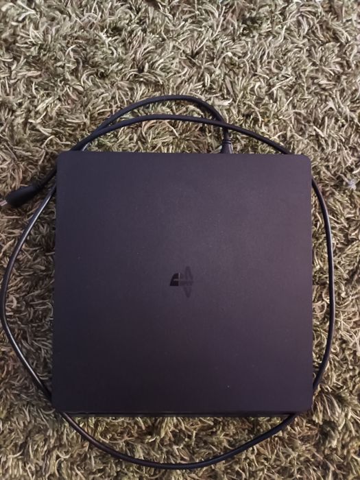 Vând   PS  4,   1 T
