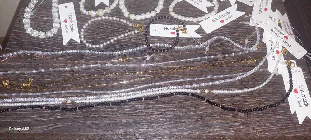 Подарки чокеры и браслеты.