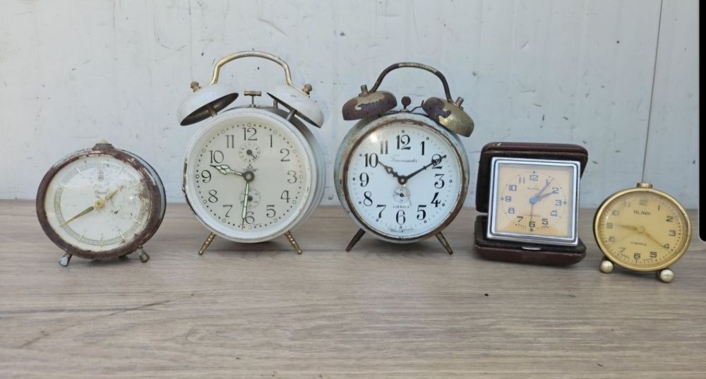 Lot 5 ceasuri de masă mecanice vintage – Slava, Peter, Timemaster