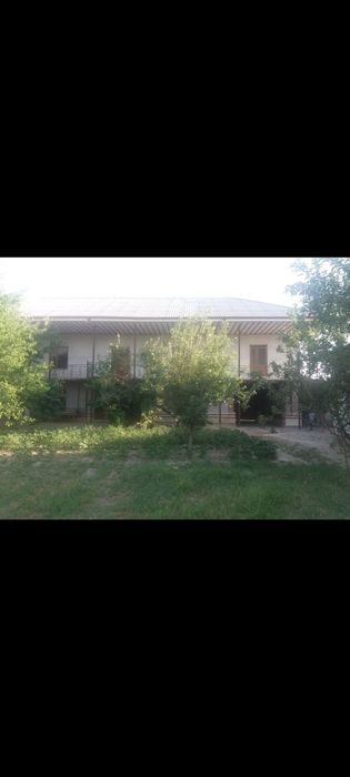 Uy hovli sotiladi 2etajli