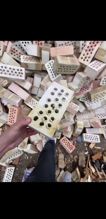 Teshik va butun gisht bor