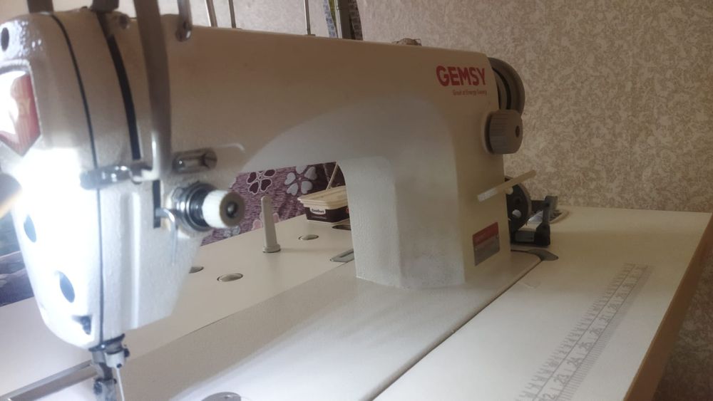 Продам швейную машину