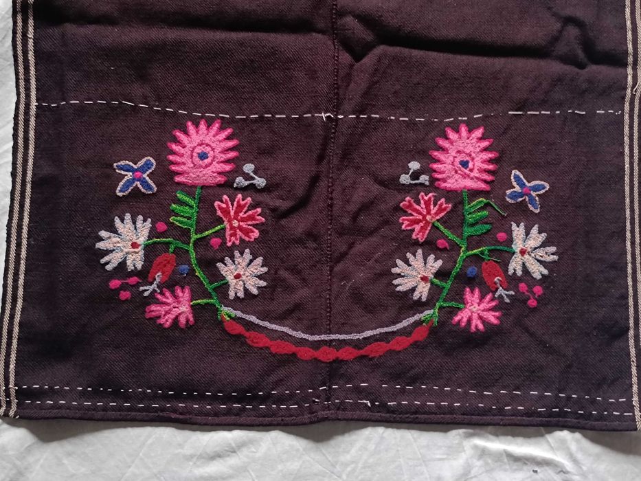 Автентична престилка с флорални мотиви