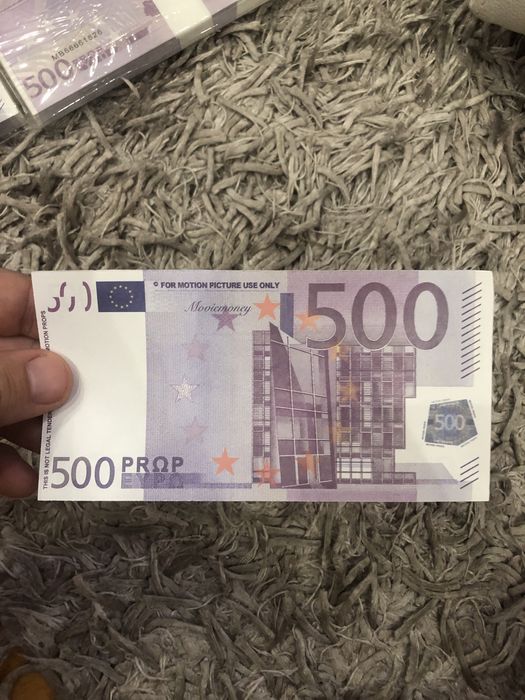 Налични реквизитни банкноти , пачки по 500 евро