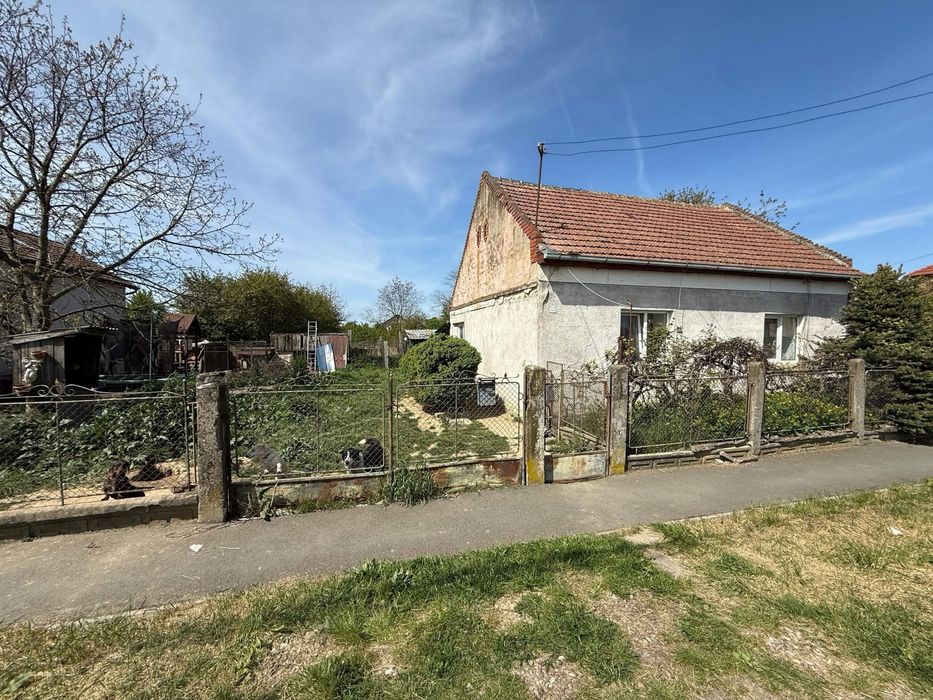 Ofer spre vanzare casa in Lazuri Situata la Str. Principala