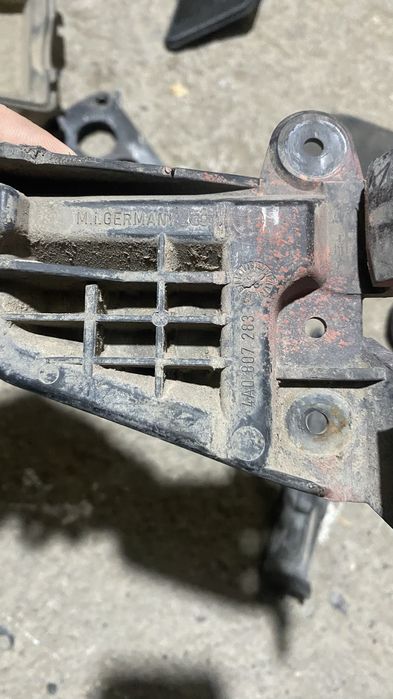 Крепление бампера ауди б4,с4 оригинал