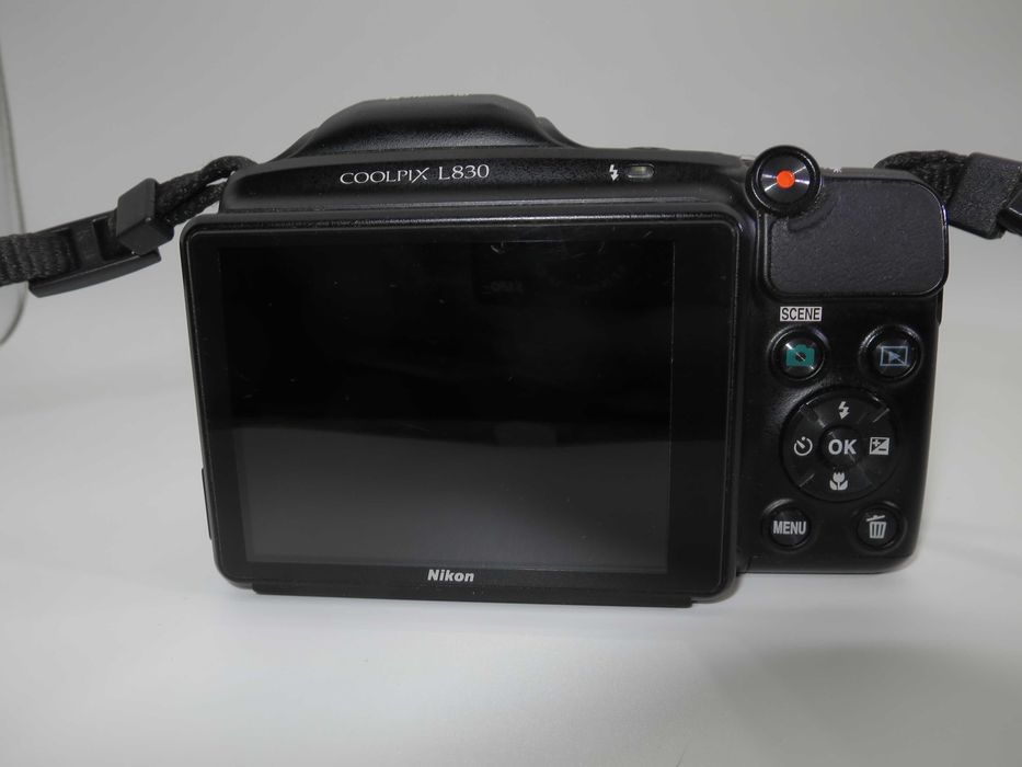 Nikon Coolpix L830 компактен цифров фотоапарат с огромен 34х оптичен зуум, дигитална камера Full-HD видео клип, и флип екран, като НОВА, рабои отлично