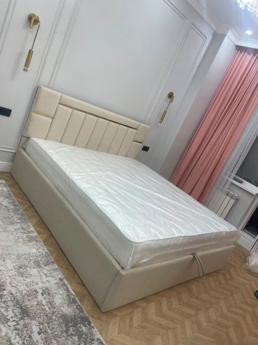 Двуспальная кровать