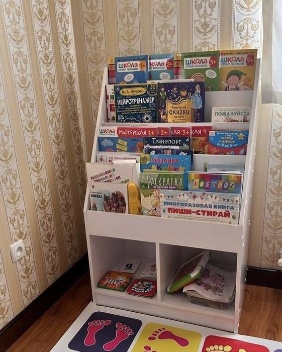 Детский книжный стеллаж