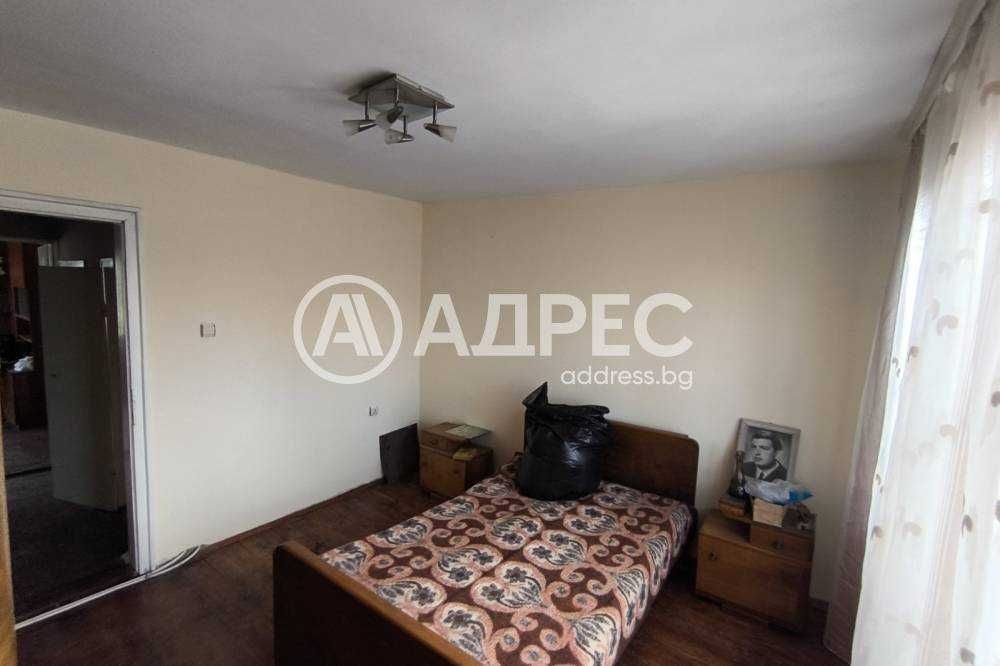 Двуетажна къща близо до центъра на гр. Разград!