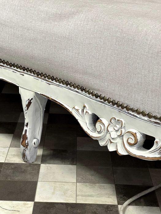 Бял античен диван