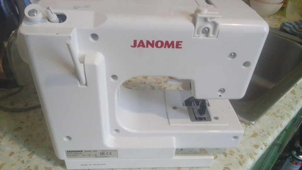 Продам швейную машинку janome