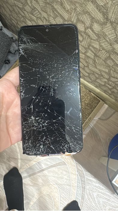 Разбитые телефоны и планшеты.