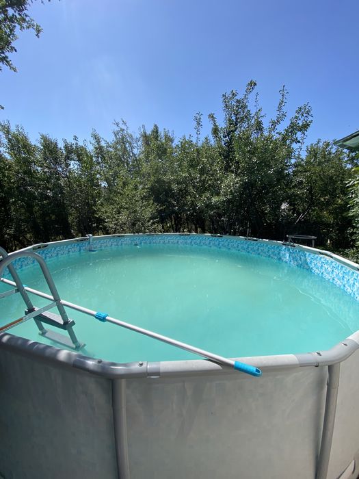 Каркасный бассейн с лестницей