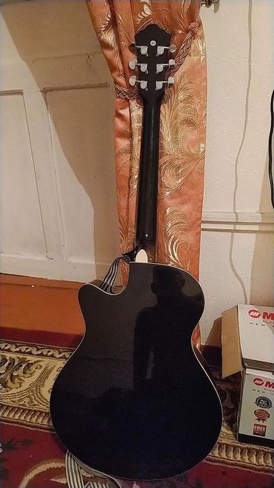 Gitara sotiladi 39 tali