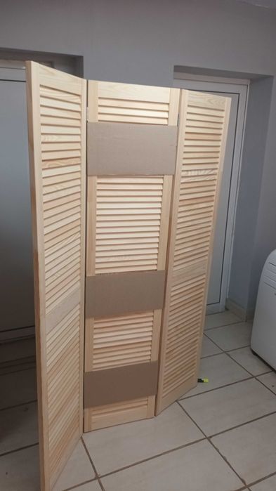 Параван  със жалузни  вратички