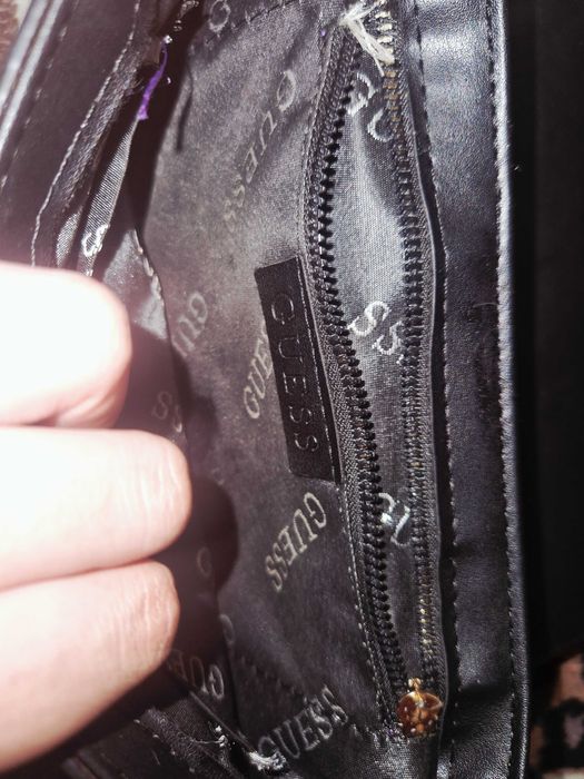 Чанта на Guess използвана с леки забележки