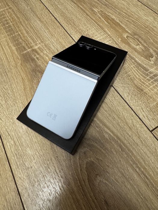 Samsung Galaxy Z Flip6 Blue  512GB - като нов