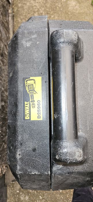 Valiza ciocan demolator Dewalt si Bosch