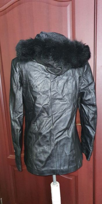 Geaca de piele neagra cu gluga de blana