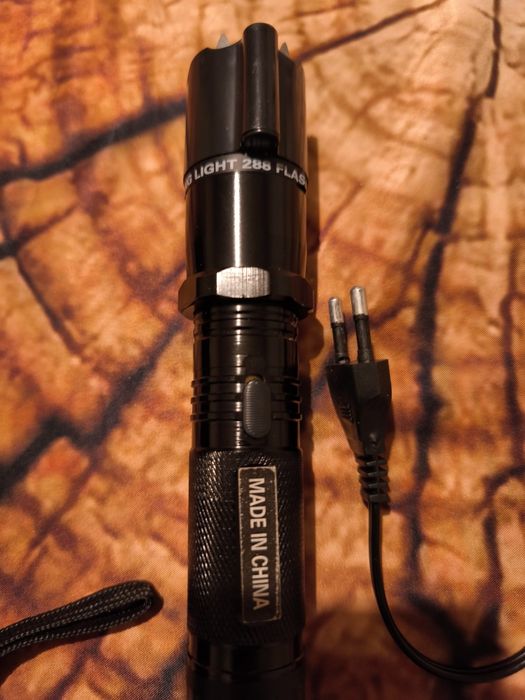 Фенер с електрошок и вграден лазер