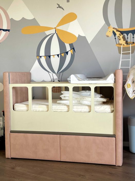 Луксозна дървена бебешка кошара с чекмеджета – розова