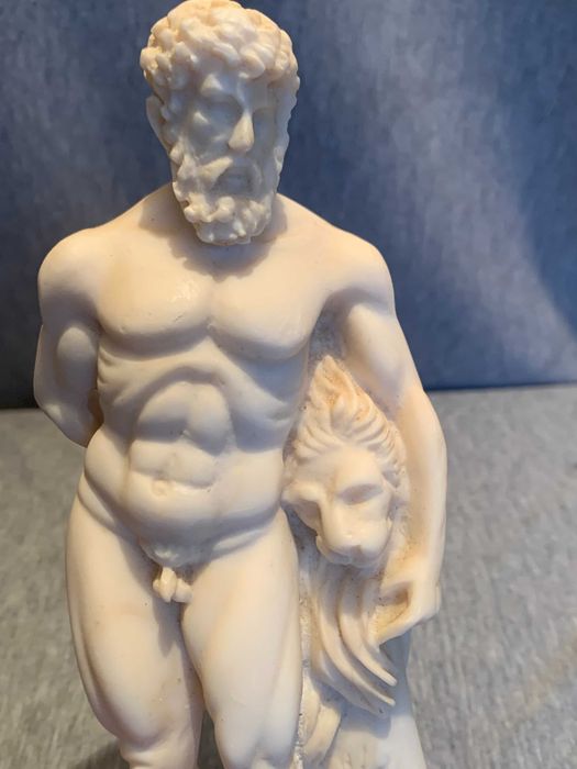 статуетка от алабастър Древногръцкият герой Херкулес и Нейският лъв