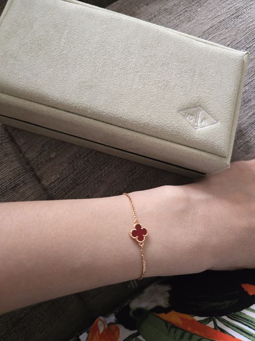 Продам браслет с красным агатом