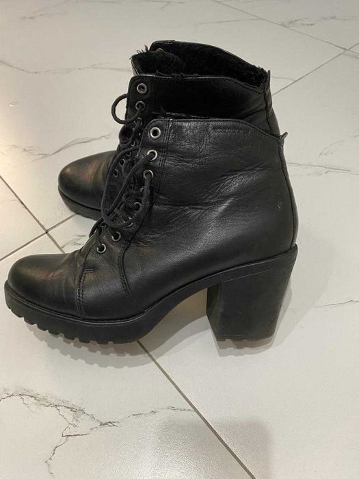 Продам женские ботинки