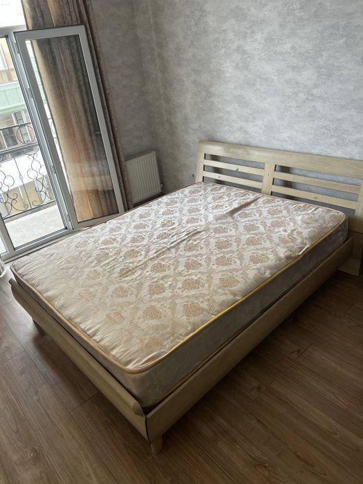 Продам кровать с матрацом