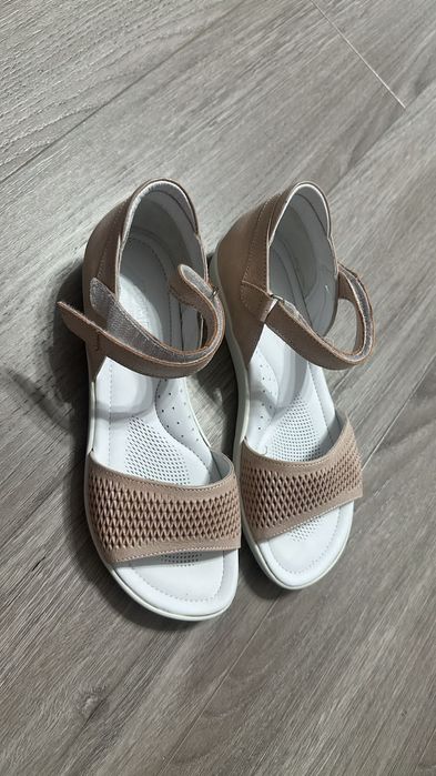 Продам новые кожаные детские сандали Турция