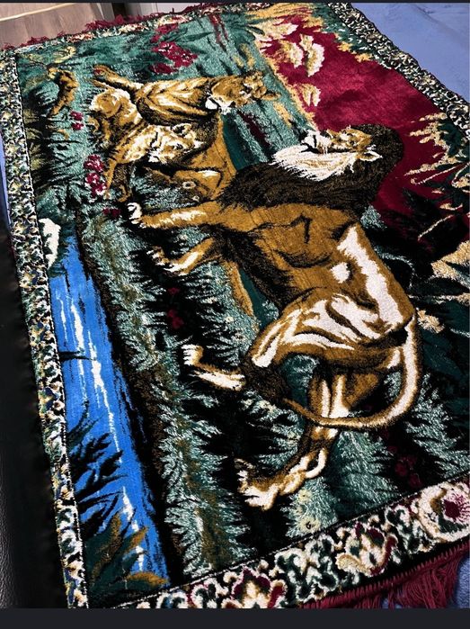 Carpet perete cu lei