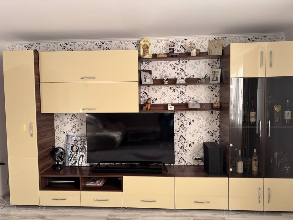 Vand mobila living