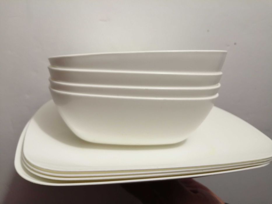 Тарелки, столовые приборы.