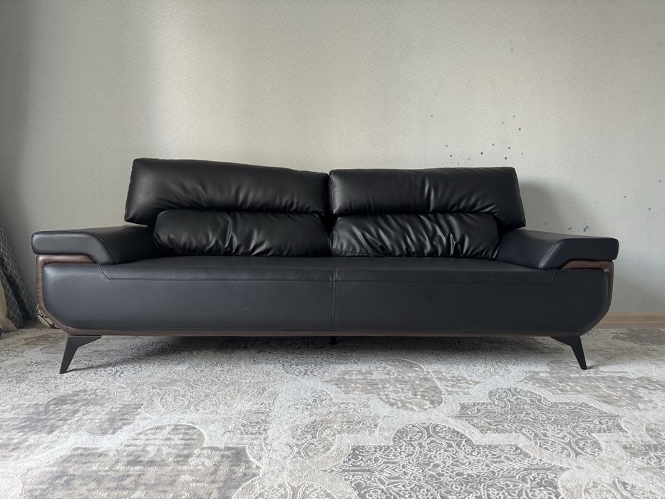 Диван офисный черный кожаный