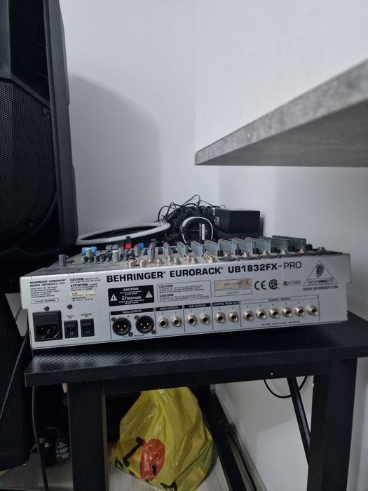 Vând mixer behringer